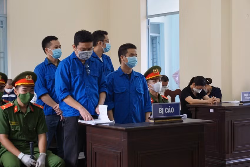 HĐXX cho rằng, các thông tin bài viết của bị cáo Danh và đồng phạm đăng trên Facebook, các kênh thông tin khác đã lập ra, đều vi phạm phạm quy định của Luật viễn thông, Luật An ninh mạng, vi phạm nghĩa vụ của người sử dụng... Hành vi của các bị cáo gây ảnh hưởng nghiêm trọng đến vai trò, uy tín của lãnh đạo Đảng, Nhà nước, chính quyền địa phương; gây hoang mang nghi ngờ, mất niềm tin trong nhân dân, gây bất ổn xã hội.