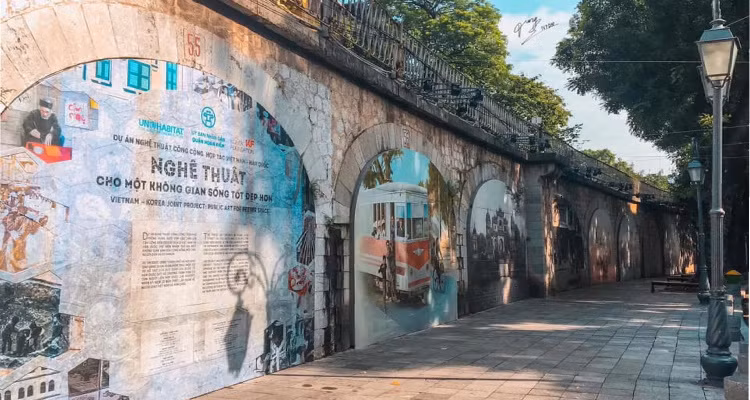 Ha Noi: Xu phat nguoi dan ong tieu bay tren pho bich hoa Phung Hung