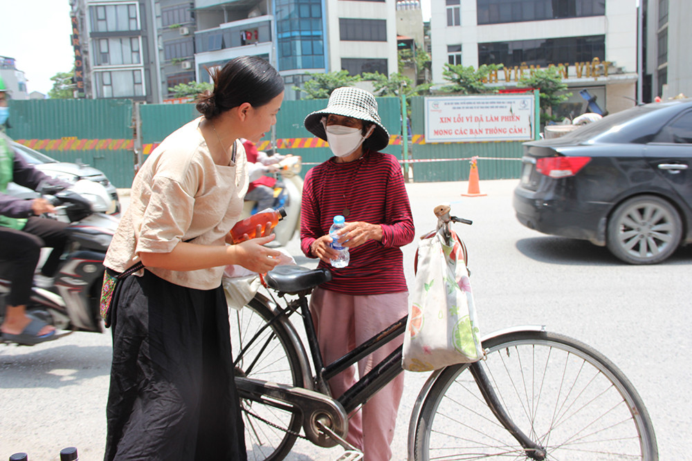 Can canh “tram” nuoc lanh mien phi giua thoi tiet nang nong o Ha Noi-Hinh-7