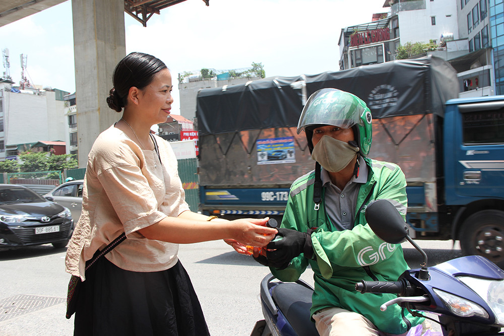 Can canh “tram” nuoc lanh mien phi giua thoi tiet nang nong o Ha Noi-Hinh-9