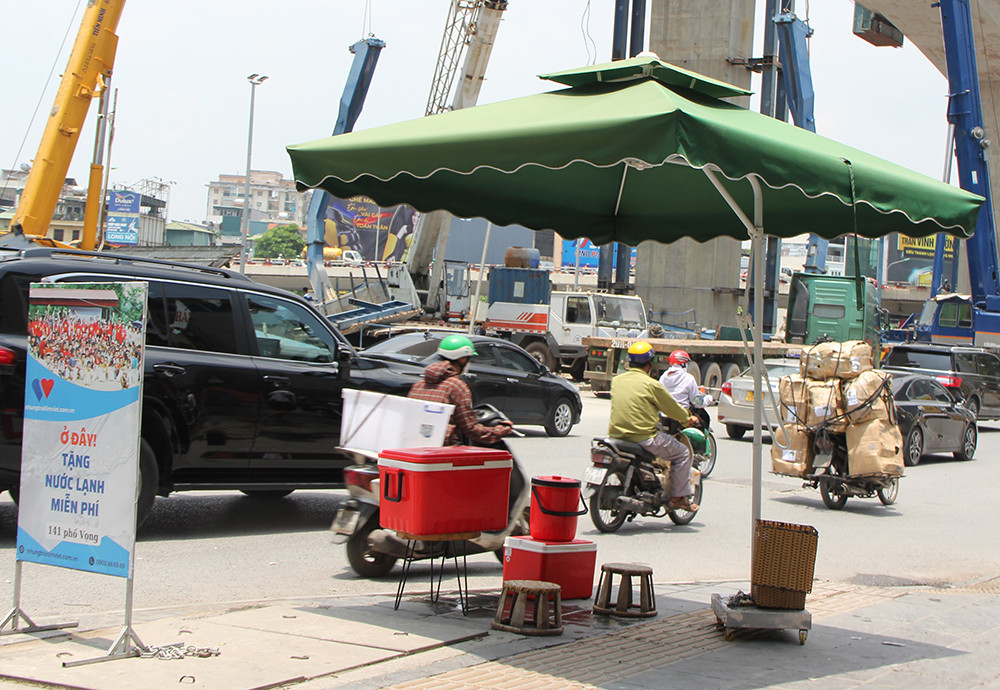 Can canh “tram” nuoc lanh mien phi giua thoi tiet nang nong o Ha Noi-Hinh-5
