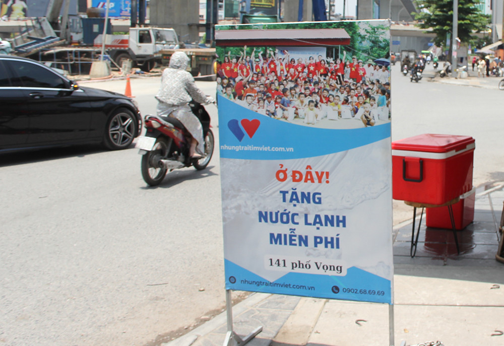 Can canh “tram” nuoc lanh mien phi giua thoi tiet nang nong o Ha Noi-Hinh-4