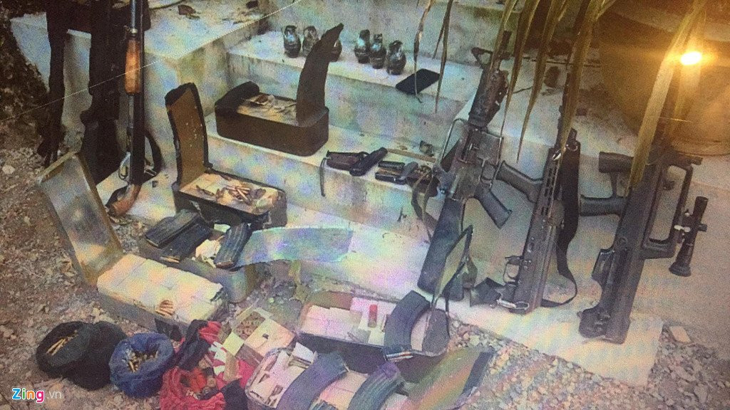 Người dân cho biết họ từng nhìn thấy những loại súng này khi đàn em của Tuân và Thuận đem đi "thị uy", truy đuổi người lạ mặt vào bản. (Ảnh: Zing.vn)