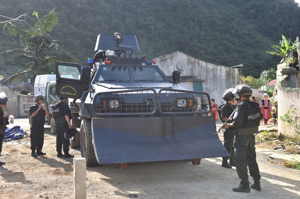 Từ ngày 26 đến 28/6/2018, Công an tỉnh Sơn La đã phối hợp cùng các đơn vị nghiệp vụ Bộ Công an tổ chức đấu tranh, triệt phá tụ điểm của các đối tượng truy nã đặc biệt nguy hiểm tại 2 bản Lũng Xá, Tà Dê, xã Loóng Luông, huyện Vân Hồ. (Ảnh: Báo Lao Động)