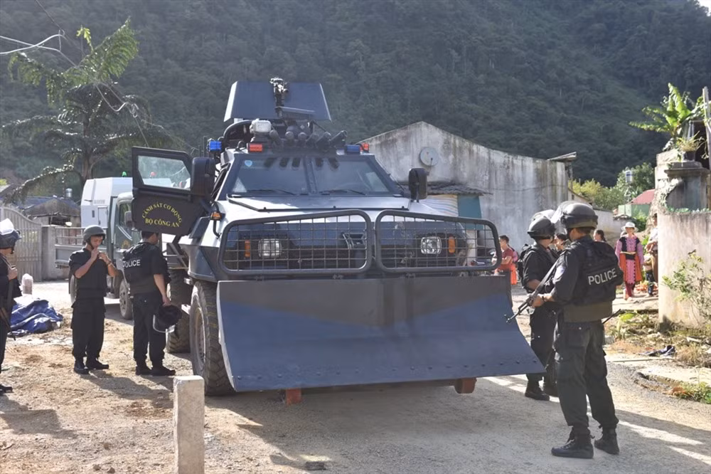 Từ ngày 26 đến 28/6/2018, Công an tỉnh Sơn La đã phối hợp cùng các đơn vị nghiệp vụ Bộ Công an tổ chức đấu tranh, triệt phá tụ điểm của các đối tượng truy nã đặc biệt nguy hiểm tại 2 bản Lũng Xá, Tà Dê, xã Loóng Luông, huyện Vân Hồ. (Ảnh: Báo Lao Động)