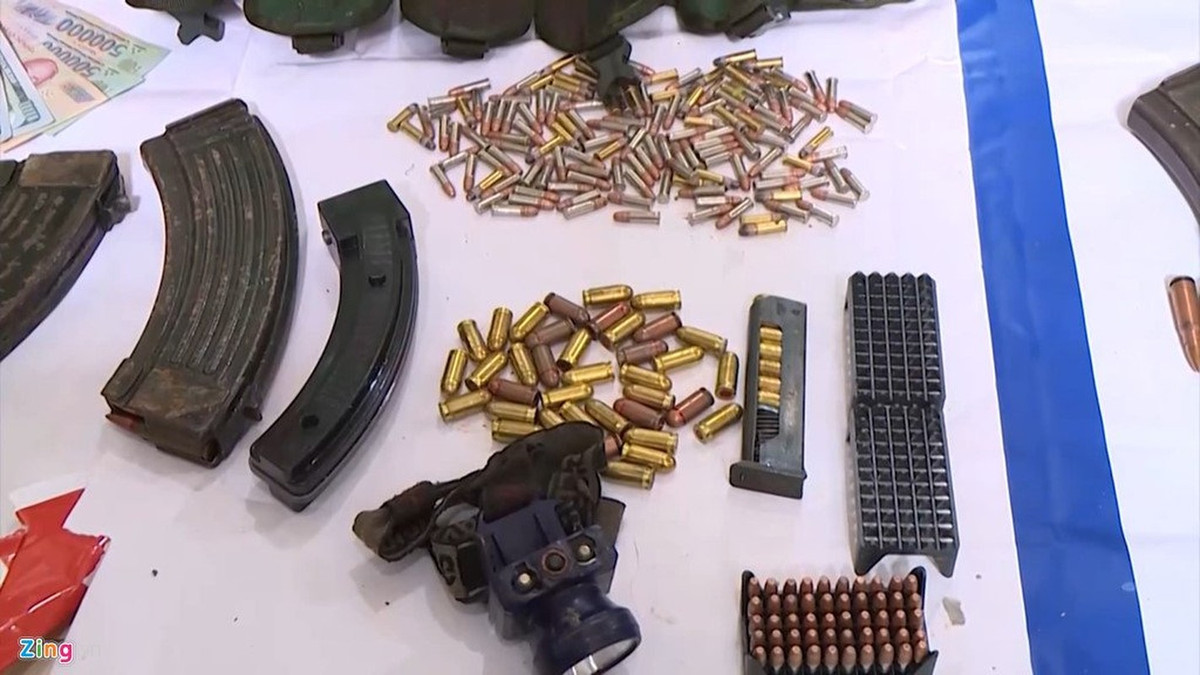 Kiểm đếm tang vật tại nhà đối tượng Tuân, lực lượng Công an đã thu giữ 38 khẩu súng quân dụng các loại, 8 quả lựu đạn. (Ảnh: Zing.vn)