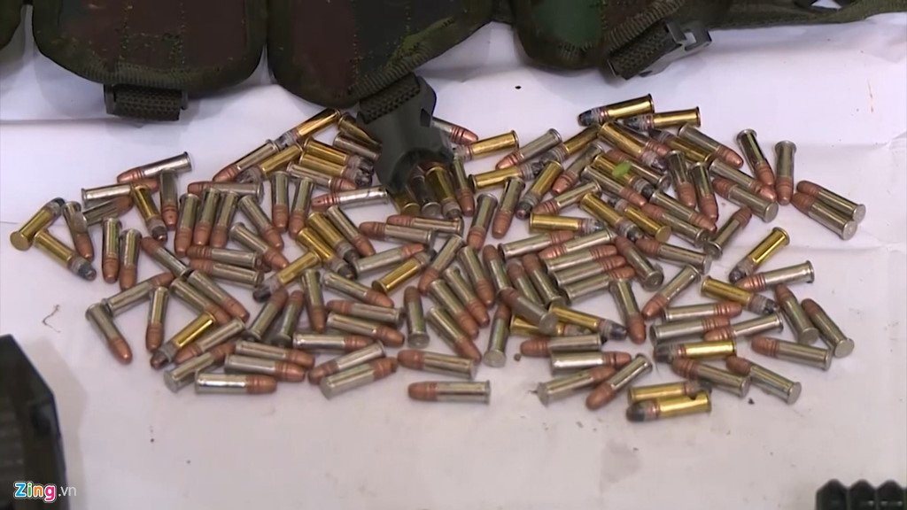 Hơn 31 băng tiếp đạn được đưa ra từ boongke của trùm ma túy Nguyễn Thanh Tuân. Kiểm đếm, lực lượng chức năng ghi nhận hơn 6.000 viên đạn các loại. (Ảnh: Zing.vn)