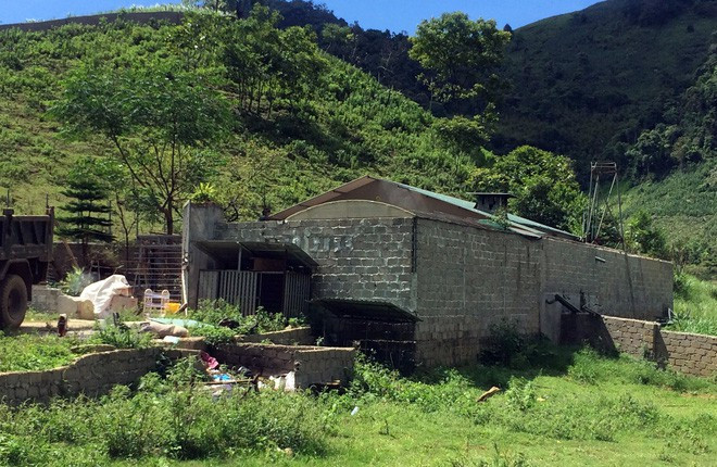 Các đối tượng, thiết kế nhà có hệ thống linh hoạt, có camera, tích trữ gas, xăng, vũ khí để tự vệ. Để tạo vỏ bọc và xây dựng uy tín, bọn chúng thường xuyên quan hệ với người xung quanh, thăm hỏi hàng xóm, lúc ốm đau, có công việc… (Ảnh: Dân Việt)