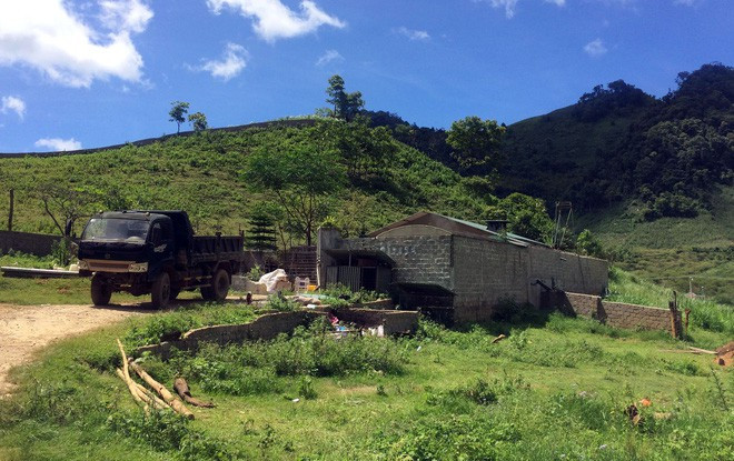 Riêng Nguyễn Văn Thuận còn có lấy tên khác là Sồng A Trang. Sau đó, chúng lôi kéo các đối tượng truy nã, đối tượng có tiền án, tiền sự, đối tượng nghiện ma túy đến trông coi, bảo vệ tạo thành đường dây mua bán ma túy. Trong đó, nhà đối tượng Nguyễn Thanh Tuân thường xuyên có 14 đối tượng; nhà Nguyễn Văn Thuận thường xuyên có 3 đối tượng. (Căn nhà của Nguyễn Văn Thuận).Ảnh: Dân Việt.