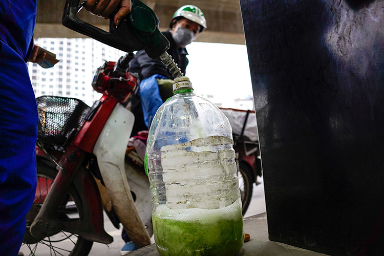 Tiếp đó, ngày 28/1/2018, Tám đạp xe đến cây xăng (ở đê Vàng, xã Hoàng Đan, huyện Tam Dương, tỉnh Vĩnh Phúc) mua 10 lít xăng mang về cất giấu ở chuồng gà để phục vụ ý định trả thù của mình đối với anh K.. (Ảnh minh họa)