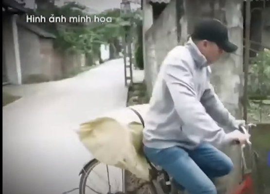 Khoảng 17h ngày 15/1/2018, Tám đạp xe đến cửa hàng gas của chị Đặng Thị Sáu (thôn Mới, xã Tiên Lữ, huyện Lập Thạch, tỉnh Vĩnh Phúc) mua một bình gas loại 13,5kg mang về cất giấu ở bồ đựng cát ở chuồng gà của gia đình mình.