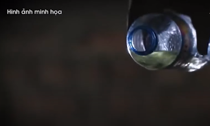 Tiếp theo đó, Tám dùng sợi dây vải nhúng vào can xăng, 1 đầu dây vải đối tượng để trong can xăng, đầu còn lại ròng xuống nền nhà. Sau khi chuẩn bị xong, Tám lấy bật lửa châm đốt cháy đầu dây vải dưới nền nhà rồi bỏ về nhà mình.