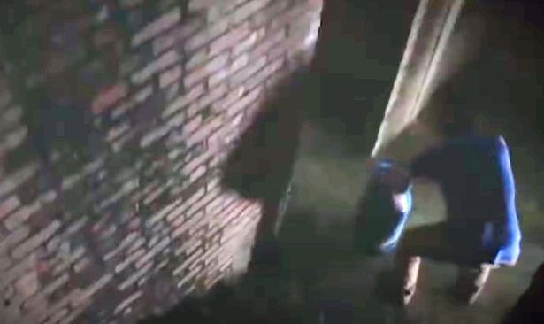 Khoảng gần 1h ngày 30/1/2018, Tám mang theo 1 dây vải, 1 chiếc kéo, 1 chiếc bật lửa, bình gas và 10 lít xăng sang nhà anh K.. Sau đó, đối tượng đặt bình gas và can xăng ở chân cầu thang gần với phòng ngủ của anh K.. Lúc này trong phòng ngủ tại tầng 1 của anh K. đang ngủ cùng vợ là chị A. (SN 1985) và con anh K. là cháu L. (SN 2009).