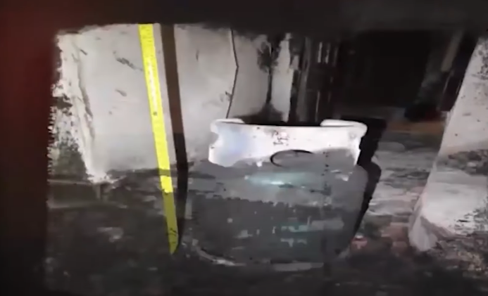 Tại hiện trường, phát hiện 1 vỏ bình ga loại 13,5 kg trước của phòng ngủ của vợ chồng anh K. và nền nhà có xăng. Căn cứ vào các tài liệu điều tra, xác định đây là vụ việc có dấu hiệu tội phạm, tính chất đặc biệt nghiêm trọng, gây hoang mang trong xã hội.