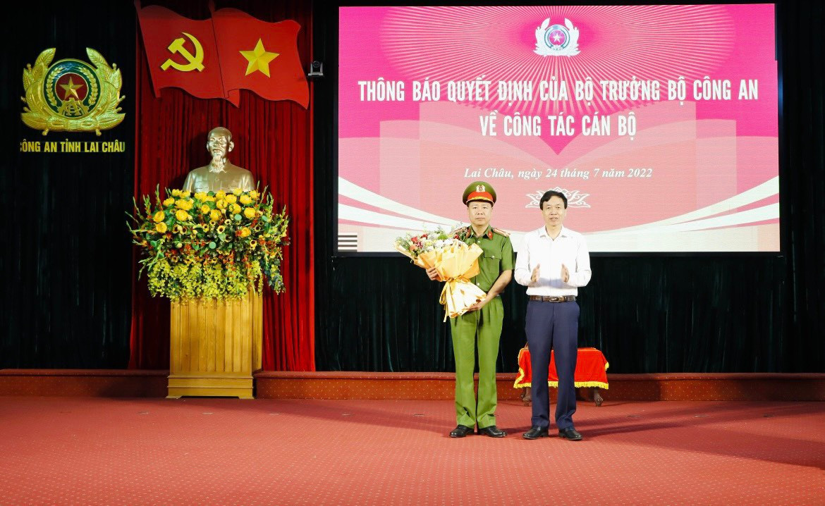 Đại tá Phan Thành Bá sinh năm 1975, quê quán huyện Hải Hậu, tỉnh Nam Định. (Ảnh: Ông Lê Văn Lương - Phó Bí thư thường trực Tỉnh ủy tặng hoa chúc mừng đại tá Phan Thành Bá) 