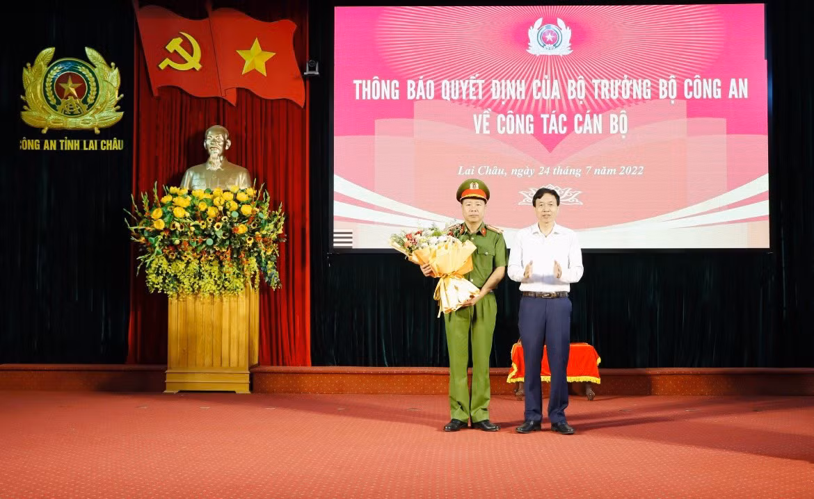 Đại tá Phan Thành Bá sinh năm 1975, quê quán huyện Hải Hậu, tỉnh Nam Định. (Ảnh: Ông Lê Văn Lương - Phó Bí thư thường trực Tỉnh ủy tặng hoa chúc mừng đại tá Phan Thành Bá) 