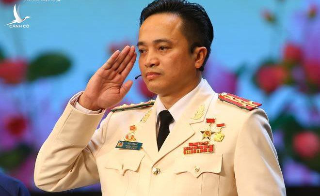 Đại tá Mai Hoàng là một trong 10 gương mặt trẻ Việt Nam tiêu biểu, thanh niên Công an tiêu biểu, được tặng huy hiệu "Tuổi trẻ dũng cảm"; đồng thời 10 năm liên tục là "Chiến sĩ thi đua cơ sở", được tặng thưởng Huân chương Chiến công các hạng, Huân chương Quân công hạng ba.