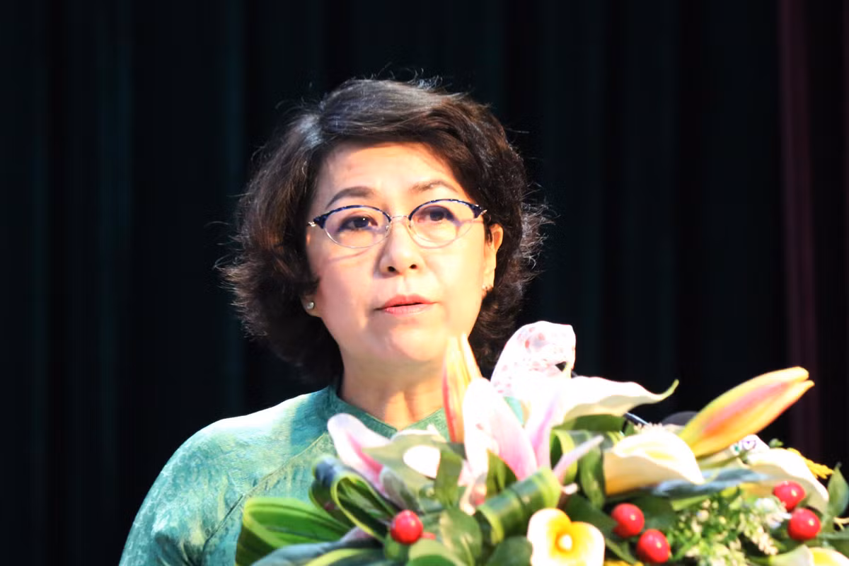 Từ năm 2010-2014: Bà là Phó Chủ tịch UBND quận 4. 