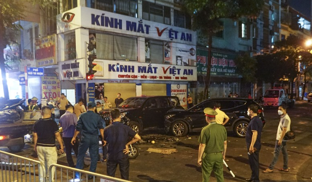 Anh Phạm Minh H., chị Đặng Thị N., chị Dương Nguyễn Hà M., cháu Đỗ Quang M. bị xây xát nhẹ phần mềm sau khi vào viện kiểm tra không phải nằm viện đã về nhà. Thiệt hại tài sản: 4 xe ô tô, 5 xe mô tô và 1 xe máy điện bị hư hỏng.