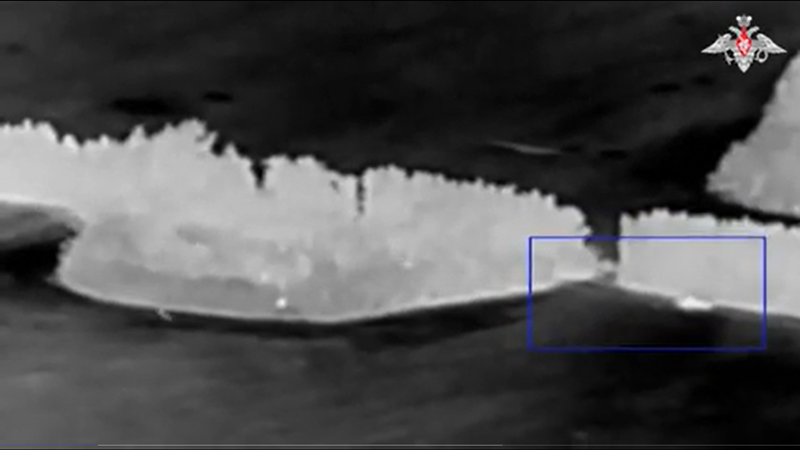 “Trong quá trình trinh sát, các quân nhân của lực lượng miền Bắc đã phát hiện ra khu vực tập trung của một nhóm chiến thuật cấp đại đội thuộc một trong những tiểu đoàn cơ giới của Lữ đoàn cơ giới số 47 của Ukraine, được bố trí trong rừng ở khu vực gần làng Frunzenka. Hệ thống tên lửa Iskander-M đã thực hiện một cuộc tấn công bằng tên lửa vào các mục tiêu đã xác định”, Bộ Quốc phòng Nga cho biết. Ảnh: Bộ Quốc phòng Nga.