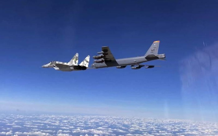 Ba máy bay ném bom chiến lược B-52 đã cất cánh từ một căn cứ không quân ở Anh, bay qua một số nước châu Âu đến Ukraine, tiếp cận bán đảo Crimea ở khoảng cách 53 km. Chúng rõ ràng muốn được nhìn thấy vì phi công đã bật bộ phát đáp.