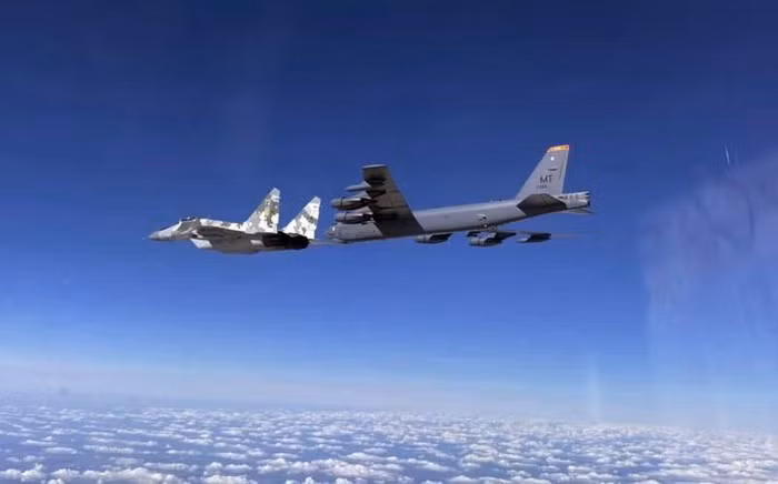 Ba máy bay ném bom chiến lược B-52 đã cất cánh từ một căn cứ không quân ở Anh, bay qua một số nước châu Âu đến Ukraine, tiếp cận bán đảo Crimea ở khoảng cách 53 km. Chúng rõ ràng muốn được nhìn thấy vì phi công đã bật bộ phát đáp.