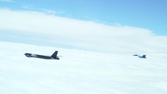 Một mặt, phi cơ của Mỹ và Anh không vi phạm bất kỳ quy chuẩn quốc tế nào, khi họ hành động trong khuôn khổ quyền trinh sát và tập trận quân sự.