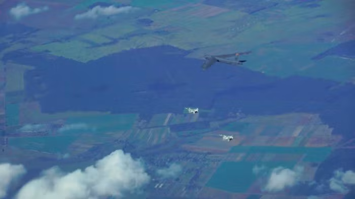 Cùng lúc đó, ba máy bay NATO đã xuất hiện trên bầu trời từ phía Biển Đen, gồm máy bay chống ngầm P-8A Poseidon, máy bay trinh sát điện tử RC-135 RiverJoint và máy bay trinh sát Bombardier Global Express Sentinel R.1.