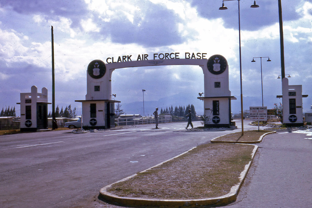 Tiếp đến, không kém phần quan trọng là nhóm căn cứ quân sự Mỹ tại khu vực Đông Nam Á. Thời chiến tranh lạnh, nhóm căn cứ Đông Nam Á lấy căn cứ hải quân vịnh Subic và căn cứ không quân Clark của Philippines làm nòng cốt, nguyên là một vòng trong mối quan hệ “chuỗi đảo” của Mỹ. Nhưng sau khi căn cứ hải quân vịnh Subic giao lại cho Philippines vào tháng 11/1992, Mỹ mất đi vòng quan trọng này của “chuỗi đảo”.