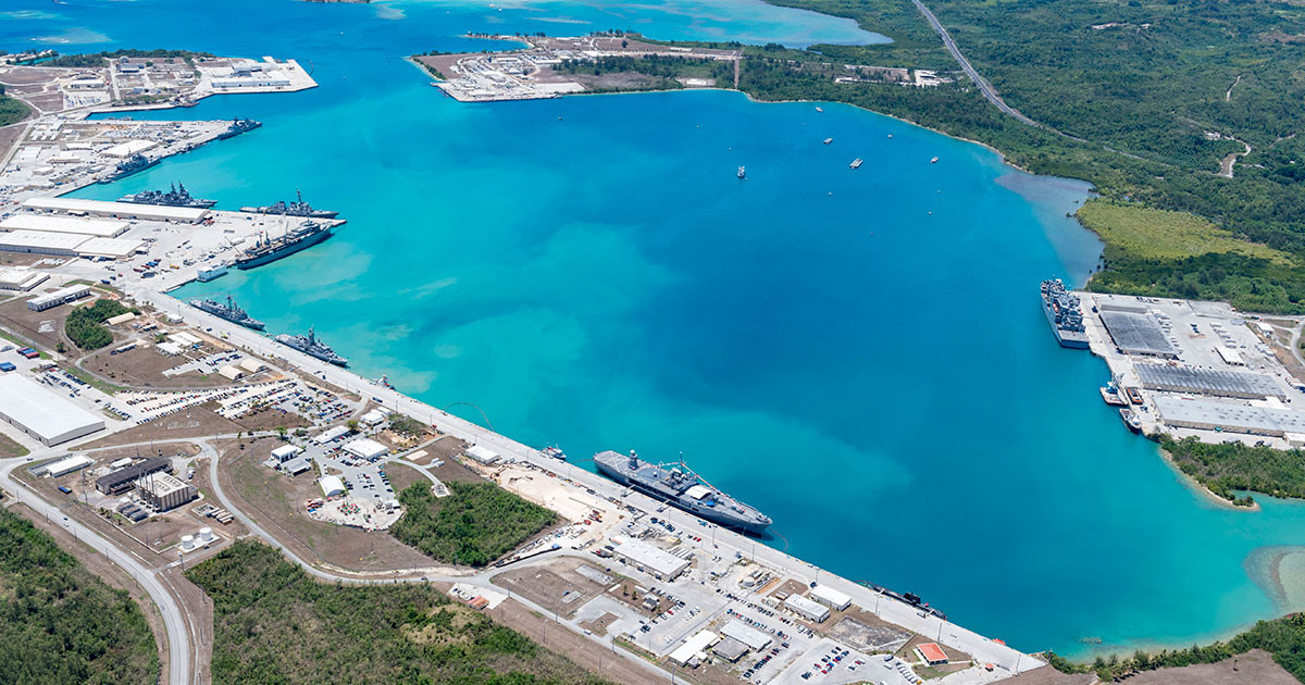 Thứ hai là Guam - nhóm căn cứ quân sự quan trọng của Mỹ. Nằm ở cực Nam của quần đảo Mariana, cách eo biển Đài Loan, biển Đông, bán đảo Triều Tiên khoảng 3000km. Căn cứ quan trọng nhất trong nhóm này là căn cứ không quân chiến lược Andersen. Đây là nơi đặt Bộ tư lệnh không quân số 13 của Mỹ, do đó máy bay ném bom chiến lược như B-52H, B-1B hay B-2 cất cánh từ đây có thể tấn công bất kỳ mục tiêu nào tại khu vực châu Á – Thái Bình Dương trong vòng 12 giờ. Hiện nay căn cứ Andersen triển khai 15 máy bay B-52 và 64 tên lửa hành trình phóng từ trên không có thể bao phủ toàn bộ châu Á – Thái Bình Dương. Ảnh: Căn cứ quân sự Mỹ ở đảo Guam.