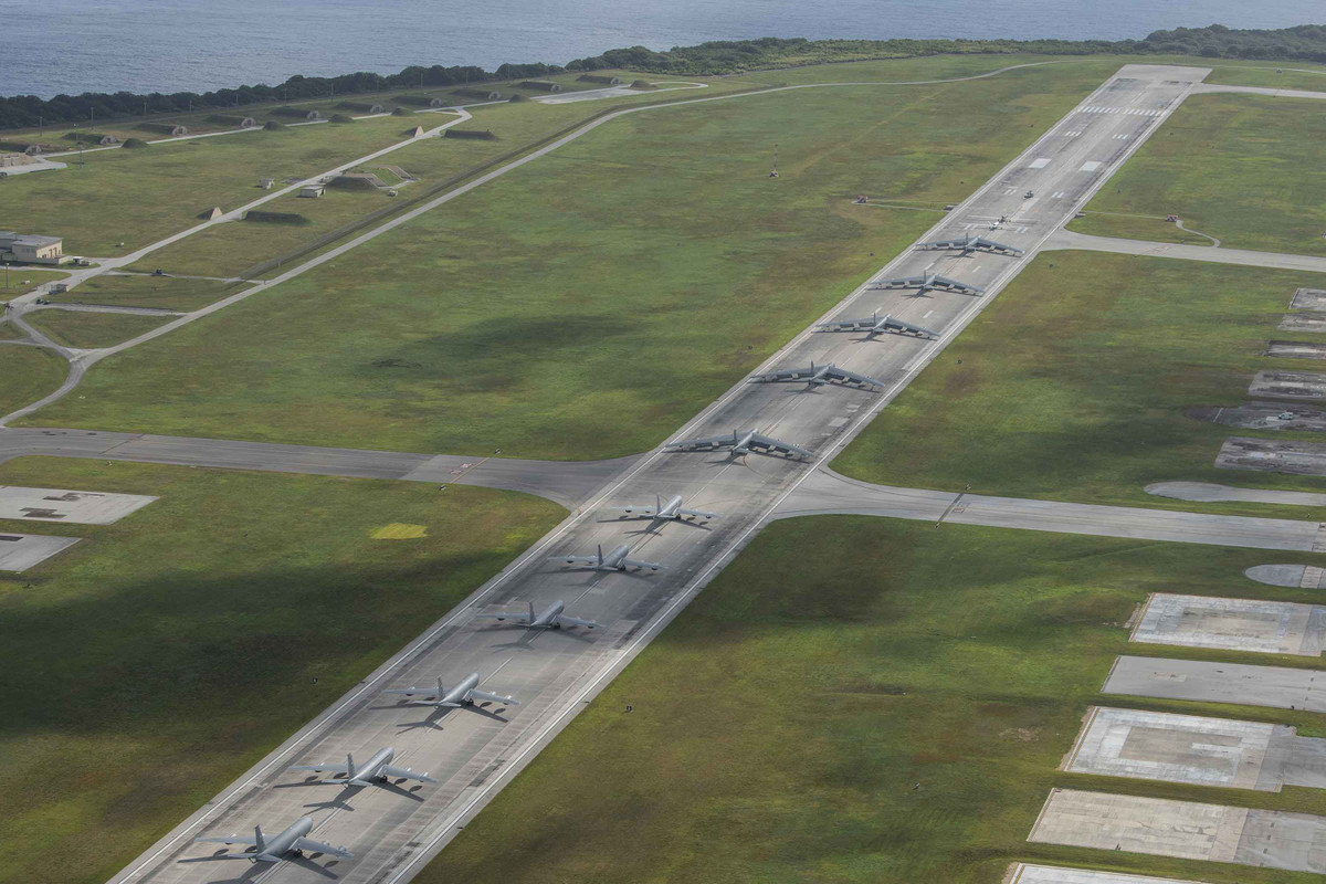 Trong Chiến tranh Thế giới 2, chiến tranh Triều Tiên, Việt Nam và vùng vịnh, căn cứ này đều là nơi đóng của lực lượng máy bay ném bom hạng nặng. Tờ The Daily Telegraph của Anh từng cho rằng, Mỹ dự định chi lớn để xây dựng Guam thành một căn cứ quân sự cao cấp, “nhằm kìm hãm sự phát triển sức mạnh quân sự của Trung Quốc”. Đồng thời, đây là lần đầu tiên Mỹ đầu tư nhiều nhất vào căn cứ quân sự từ chiến tranh thế giới 2 đến nay. Ảnh: Máy bay B-52 Mỹ thực hiện màn "voi đi bộ" tại căn cứ quân sự ở đảo Guam.