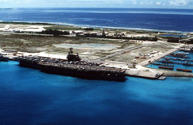 Diego Garcia có đường băng dài hơn 3.600m, bãi dừng máy bay rộng 370.000 mét vuông, có thể sử dụng cho hơn 100 chiến đấu cơ. Đây là căn cứ quân sự duy nhất có máy bay ném bom chiến lược không cần tiếp nhiên liệu, vẫn có thể tiến hành can thiệp quân sự đối với phía Đông và Tây bán cầu. Được biết, trong chiến tranh Iraq năm 2003, 6 máy bay ném bom B-2 của Mỹ đã bí mật triển khai đến Diego Garcia. Cảng của căn cứ này có một cầu tàu cơ giới, với 2 tuyến giao thông nước sâu có thể neo đậu cho tàu sân bay, tàu ngầm hạt nhân và đội tàu tiếp tế vật tư tác chiến. Có thể nói, sau nhiều năm hoạt động, Diego Garcia đã trở thành đảo Guam thứ 2 của Mỹ tại Tây Thái Bình Dương, là tàu sân bay bất động của Mỹ tại Ấn Độ Dương.