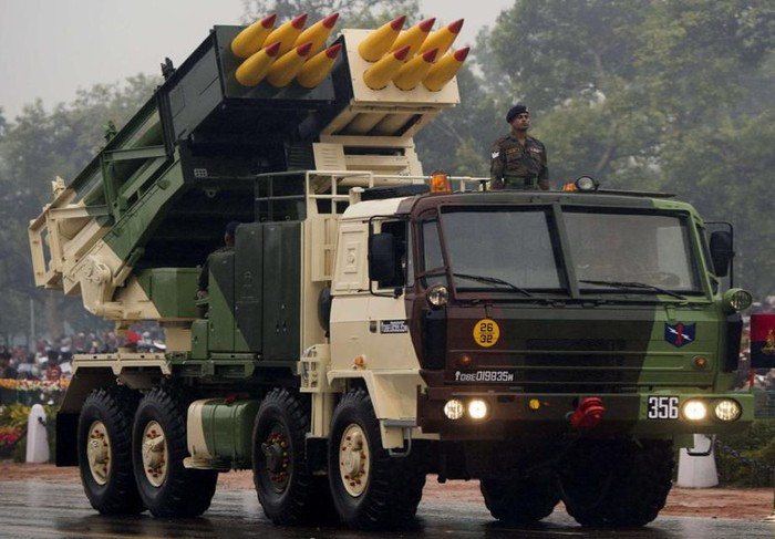 Quyết định đặt mua 6 trung đoàn Pinaka được ký kết không lâu sau khi Thủ tướng Narendra Modi ký sắc lệnh cấm nhập khẩu 101 loại thiết bị và vũ khí quân sự để thúc đẩy sản xuất quốc phòng trong nước.