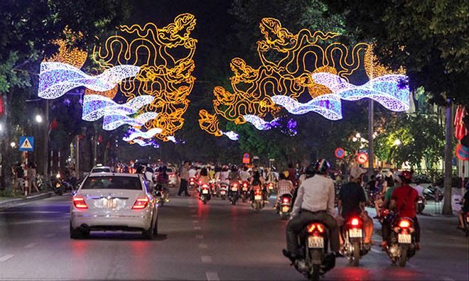 Trang tri don Tet: Den LED phu kin toa nha co an toan chay no?