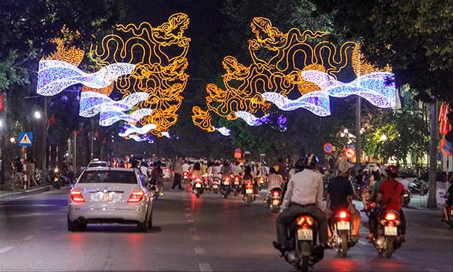 Trang tri don Tet: Den LED phu kin toa nha co an toan chay no?