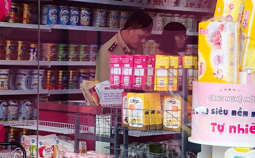 Khach bi “giam sat” khi vao mua sam tai Con Cung o TPHCM-Hinh-2