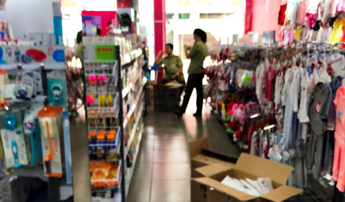 Kiem tra hang loat cua hang “Con Cung” khap TP HCM-Hinh-2