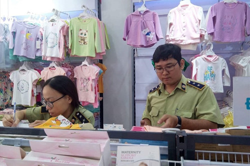 Kiem tra hang loat cua hang “Con Cung” khap TP HCM