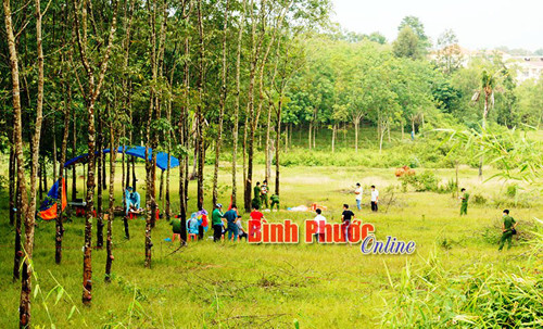 Lực lượng Công an tỉnh Bình Phước phong tỏa hiện trường để khám nghiệm, điều tra nghi án phát hiện thi thể người phụ nữ trong bao tải, bị vứt trong rừng cao su. Ảnh Bình Phước Online