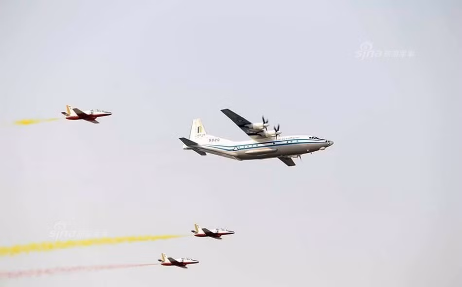 Trong ảnh, dàn máy bay huấn luyện K-8 và vận tải cơ hạng trung Y-8 của Không quân Myanmar bay tạo màu cờ trên trời. Nguồn ảnh: Sina