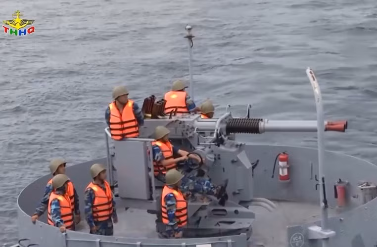 Tuy vậy, hỏa lực của tàu 501 chỉ là các ụ pháo nòng kép 40mm Bofors có tầm bắn khoảng 7,1km. Nguồn ảnh: Truyền hình Hải quân
