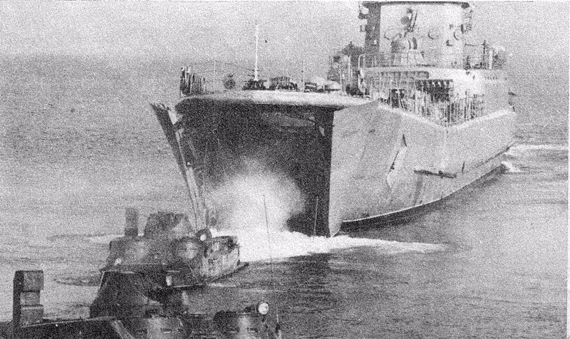 Theo các tài liệu kỹ thuật của Nga đã được công bố, lớp tàu vận tải đổ bộ 771 có khả năng chở đến 5 xe tăng T-54/55 hoặc PT-76 hoặc xe thiết giáp BTR-60; hoặc 3 pháo xe kéo hoặc 122mm, 152mm; hoặc 3 xe kéo pháo ATS-1; hoặc 9 xe tải Zil-151 hoặc 19 xe jeep GAZ-69. Nguồn ảnh: wikipedia