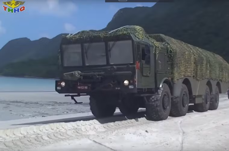 Đây thực sự là thông tin vui lớn với Hải quân Việt Nam nói riêng và toàn Lực lượng Vũ trang Việt Nam nói chung. Bởi với khả năng đối đất mà lại có độ chính xác rất cao, K-300P Bastion-P có thể sử dụng để tấn công hủy diệt các mục tiêu chiến lược, giá trị cao trên đất liền. Nguồn ảnh: THHQ