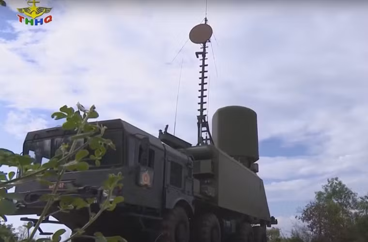 Trong ảnh là xe điều khiển K380P MBU với radar trinh sát – dẫn bắn tên lửa. Các phương tiện phóng tự hành có thể đặt khách xe chỉ huy đến 25km, cho phép bao quát phạm vi rộng lớn, đồng thời đảm bảo yếu tố an toàn, tránh bị địch phát hiện. Nguồn ảnh: THHQ