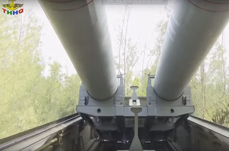 Trong ảnh, xe phóng tự hành K-340P đang triển khai bệ phóng tên lửa bằng hệ thống nâng thủy lực. Nguồn ảnh: THHQ