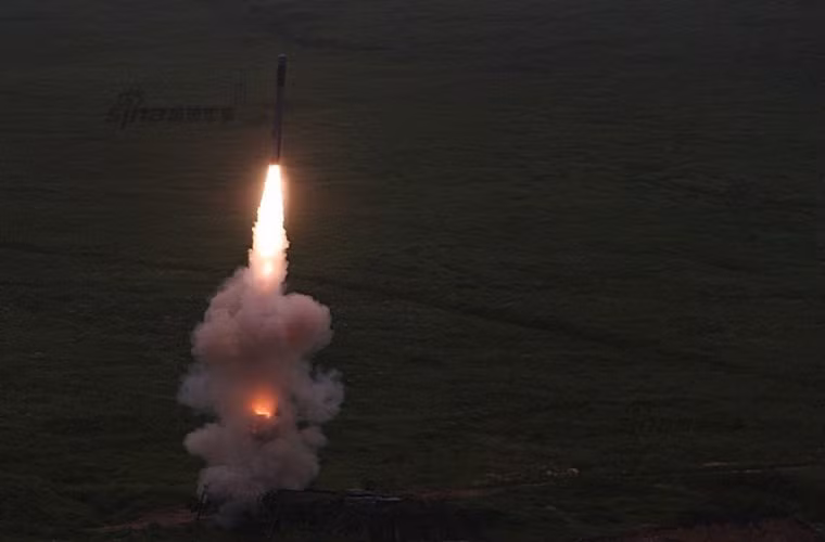 Khi đạn tên lửa đã nằm đúng hướng phóng, phần chóp mũi che cửa thu khí động cơ phản lực tĩnh của đạn sẽ bị loại bỏ và đạn tiếp tục sử dụng buồng đốt thuốc phóng rắn để hành trình cho tới ngưỡng tốc độ đủ để vận hành động cơ phản lực tĩnh. Nguồn ảnh: English Russia