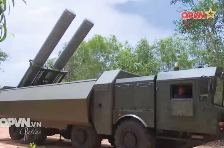 Như đã biết, K-300P Bastion-P được biết tới là tổ hợp tên lửa đất đối hải, được thiết kế với mục đích tiêu diệt tàu nổi và mục tiêu ven biển có tổ chức lửa trong điều kiện kháng cự radio điện tử và tổ chức khai hỏa của đối phương. Việc sử dụng Bastion-P như một tổ hợp tên lửa chiến thuật đối đất lần đầu tiên được KTRV công bố. Nguồn ảnh: Kênh QPVN