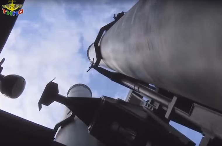 K-300P Bastion-P được trang bị đạn tên lửa hành trình siêu thanh P-800 Yakhont có trọng lượng 3 tấn, dài 8,9m, đường kính thân 0,7m, lắp đầu nổ bán xuyên giáp 250kg. Tên lửa đạt tầm phóng 120-300km tùy độ cao hành trình, tốc độ Mach 2,5, trần bay từ 10m tới 14km. Nguồn ảnh: THHQ