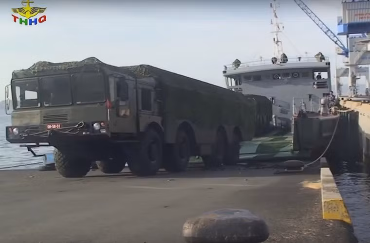 Theo các nguồn tin Nga, đơn giá của một tổ hợp K-300P Bastion-P vào khoảng 150 triệu USD (cấu hình của Nga gồm 4 xe phóng tự hành, 2 xe chỉ huy, 2 xe tiếp đạn cùng 20 đạn tên lửa dự trữ). Hợp đồng mua 2 tổ hợp tên lửa bờ K-300P Bastion-P cùng 40 quả tên lửa Yakhont của Việt Nam trị giá 300 triệu USD, được bàn giao từ năm 2011. Nguồn ảnh: THHQ