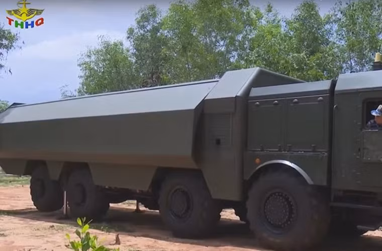 K-300P Bastion-P là một tổ hợp phòng thủ bờ biển hết sức phức tạp, bao gồm: 4 xe phóng K-340P (mỗi xe mang 2 ống phóng TPS chứa đạn tên lửa); 1 đến 2 xe điều khiển K380P MBU (trọng tải 25 tấn trên khung xe MZKT- 65273) có thể chuẩn bị chiến đấu chỉ trong vòng 3 đến 4 phút, 4 xe chở đạn K-342P TZM (trên khung xe MZKT-7930) được trang bị cần cẩu có trọng tải 5,9 tấn dùng để tiếp đạn cho xe K-340P; các thiết bị hỗ trợ kỹ thuật và huấn luyện chiến đấu. Nguồn ảnh: THHQ